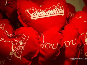 Love Pillows, share with love - Valentines Day Wallpapers